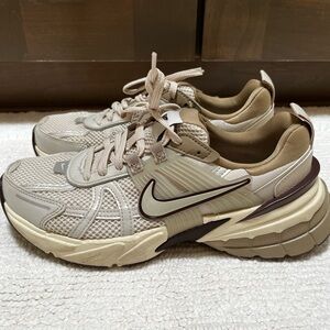 Nike V2K Run in Sand